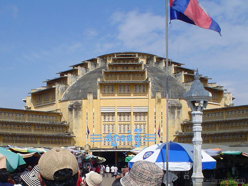 セントラルマーケット
プノンペンの中心部にある市場「プサートゥメイ」。クメール語で「新市場」という名前で呼ばれるドーム型の特徴的な建物は、シアヌーク政権時代に建てられたプノンペンのヘソ。
タグ: 2003 市場 プノンペン