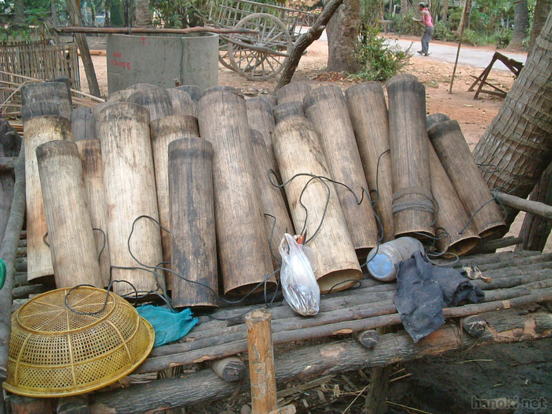 やし砂糖
サトウヤシの樹液を集める竹の筒
タグ: 2005 シェムリアップ州 サトウヤシ