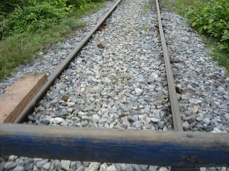 バンブートレイン
保線してないガタガタの線路を走ります。
タグ: 2006 バッタンバン州 鉄道