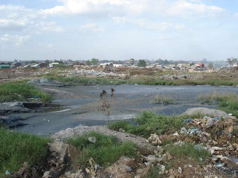 スタンミエンチャイのゴミ山
雨季には何の成分かわからない真っ黒な水溜りがあちこちにできます。
タグ: 2006 プノンペン