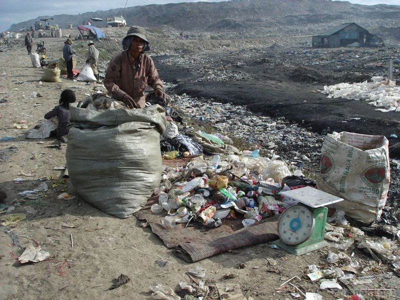 ゴミ山の仲買人
みんなが集めたゴミは仕分けされ仲買人が買い取ります。これもゴミ山の中で行われます。
タグ: 2006 プノンペン