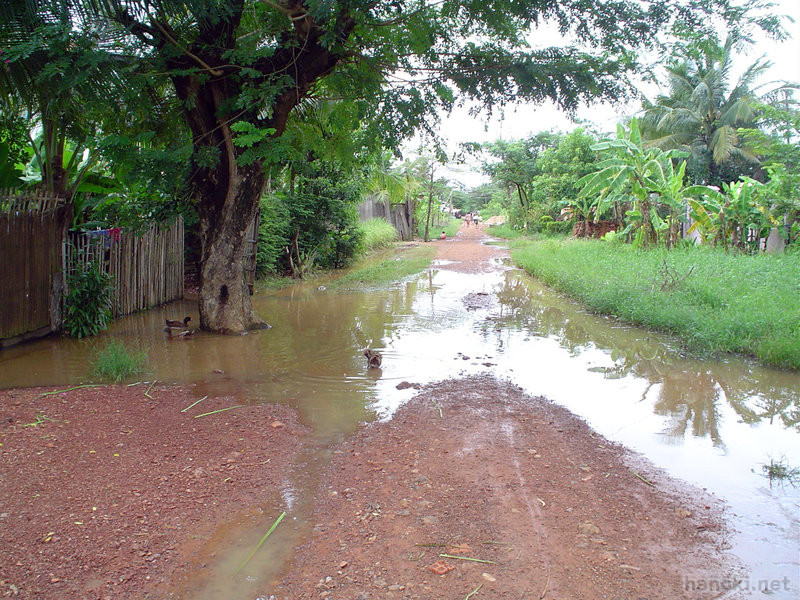 雨季の裏道
タグ: 2003 バッタンバン州 道路