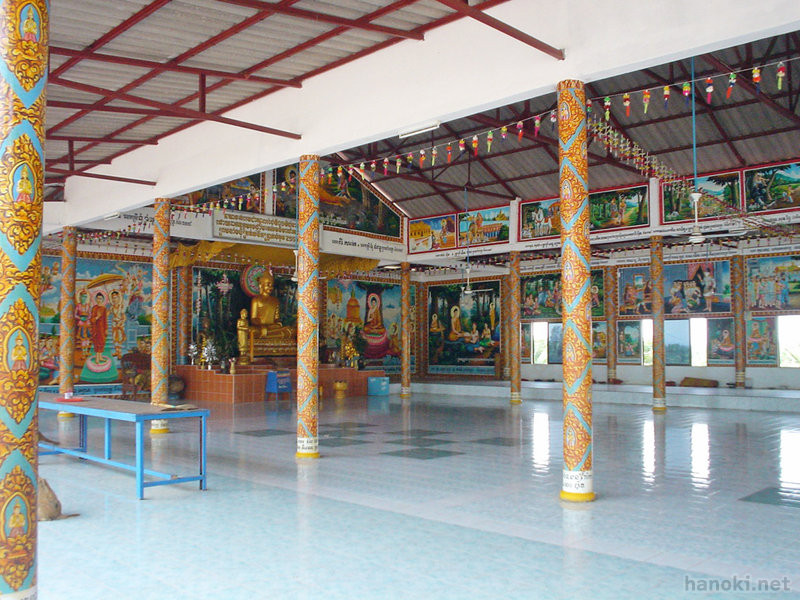 西のはずれにあるお寺
タグ: 2004 ココン州 寺