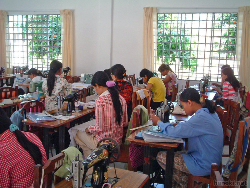 PTC 縫製クラス
タグ: 2006 バッタンバン州