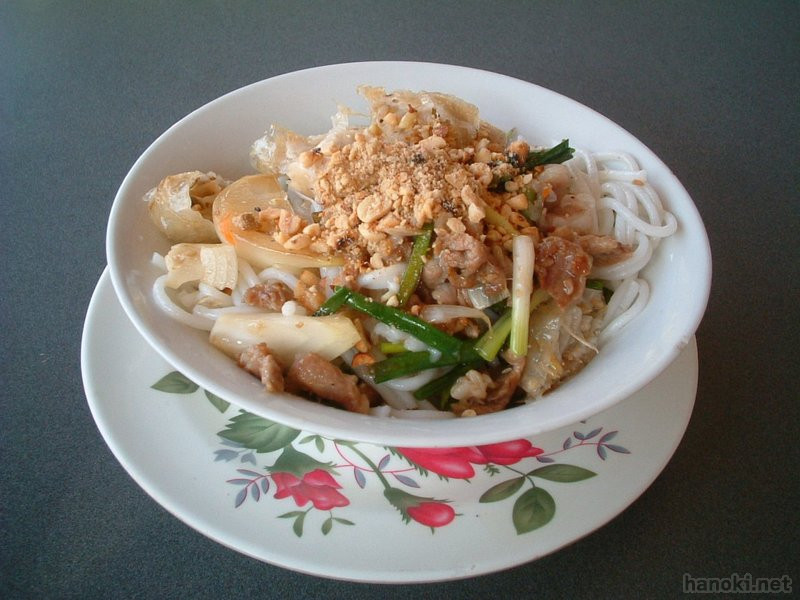 バニュホイ
生の麺に少なめのたれ。揚げ春巻き入り。ベトナム系の味。
タグ: 2005 バッタンバン州 食べ物 麺