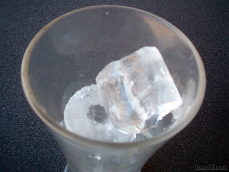 安全氷
かち割り氷は身元不明ですが、円柱状の氷は工場で作られている氷なので安全？
タグ: 2005 バッタンバン州 氷