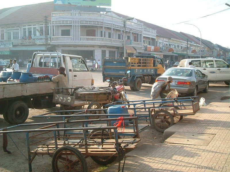 プサー前
タグ: 2005 バッタンバン州 市場 リヤカー