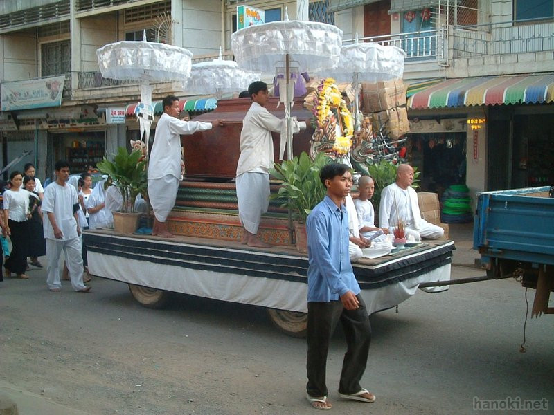 お葬式
タグ: 2005 バッタンバン州