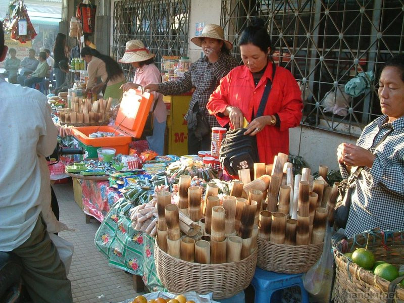 竹筒ごはん
バッタンバン名物
タグ: 2005 バッタンバン州 食べ物