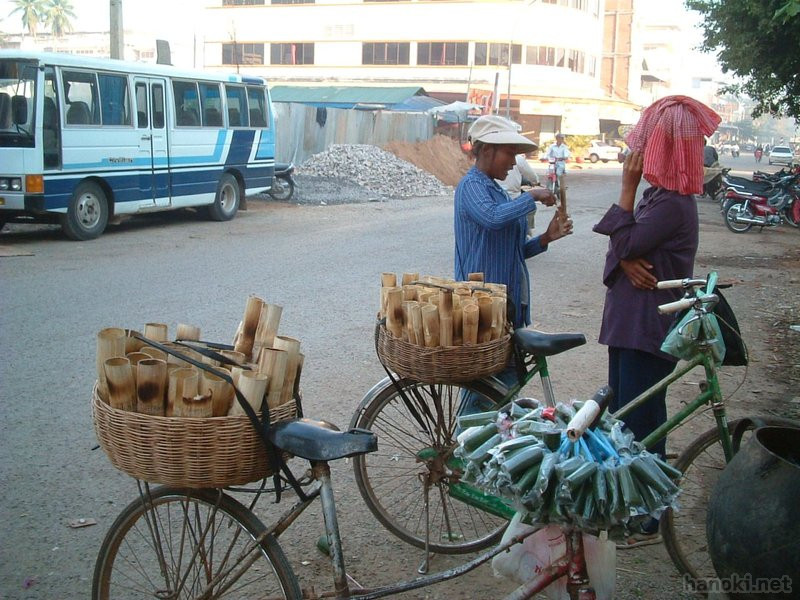 行商
タグ: 2005 バッタンバン州 物売り 自転車 食べ物