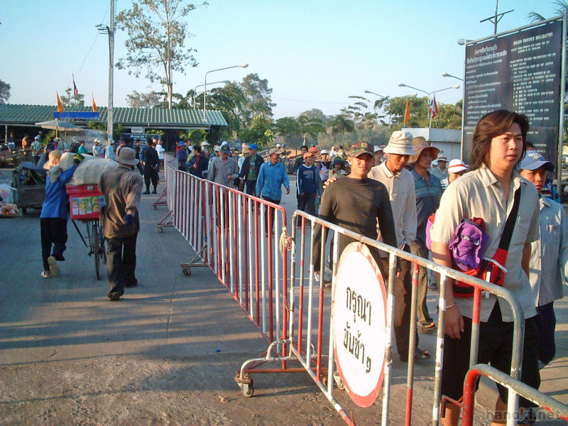 タイ国境
朝、カンボジアからタイへ出勤する人々
タグ: 2005 バンテアイミエンチェイ州 ポイペト 国境