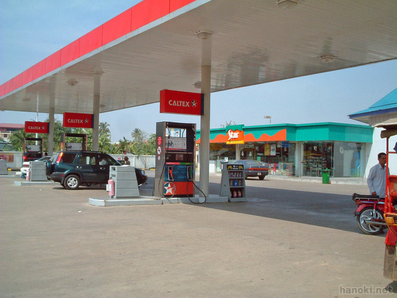 CALTEXとスターマート
東南アジアでよく見られるオーストラリア系石油会社のガソリンスタンドで、コンビニエンスストアのスターマートが併設されている。プノンペンとシェムリアップに数店。
タグ: 2005 プノンペン ガソリンスタンド