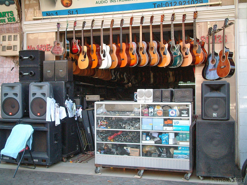 楽器屋
タグ: 2005 プノンペン 店