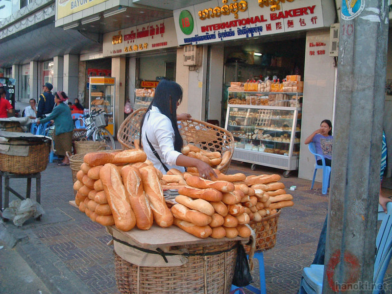 パン屋路上売り
タグ: 2005 プノンペン パン