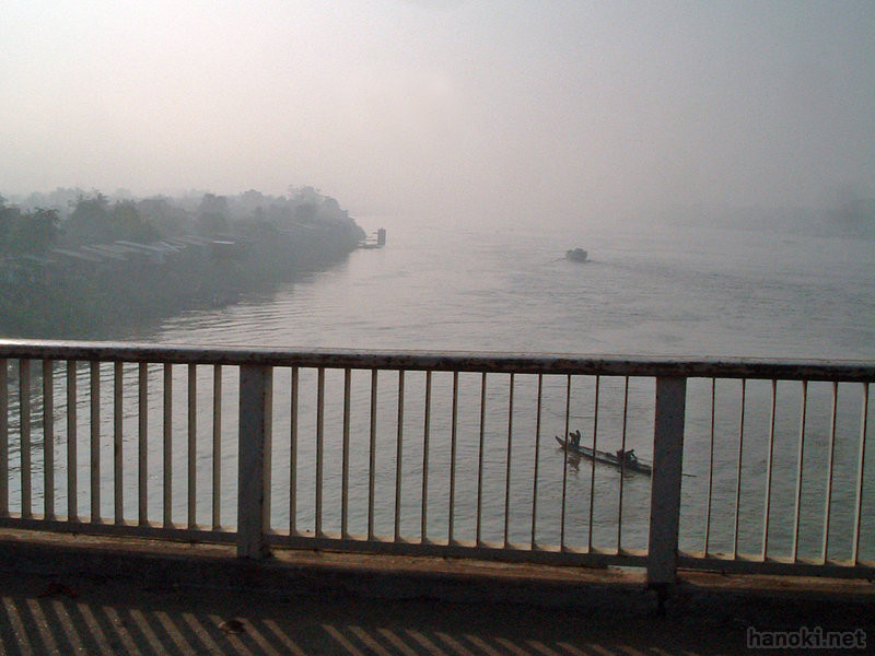 プノンペンの川
チュロイチョンワー橋よりトンレサップ川を眺める。
タグ: 2005 プノンペン