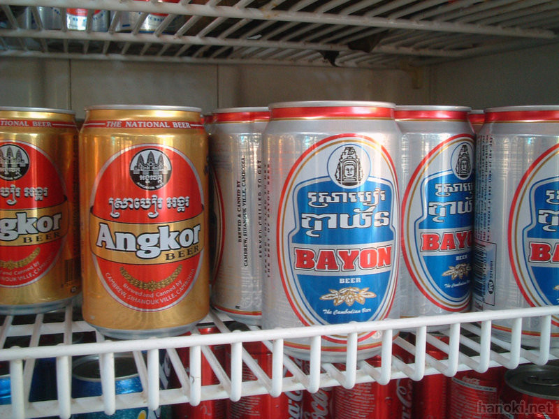 ビール
アンコールビールとバイヨンビール（チェンラGHの冷蔵庫）
タグ: 2005 シェムリアップ州 飲み物 ビール
