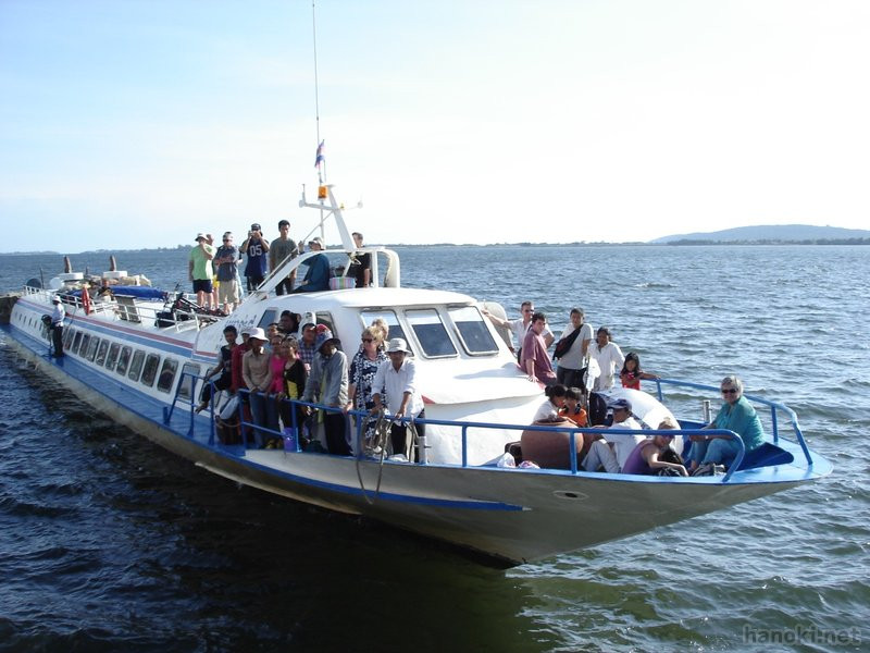 ロイヤル
シアヌークビルとココンを結ぶボートの船着き場

タグ: 2006 ココン州 ボート 港