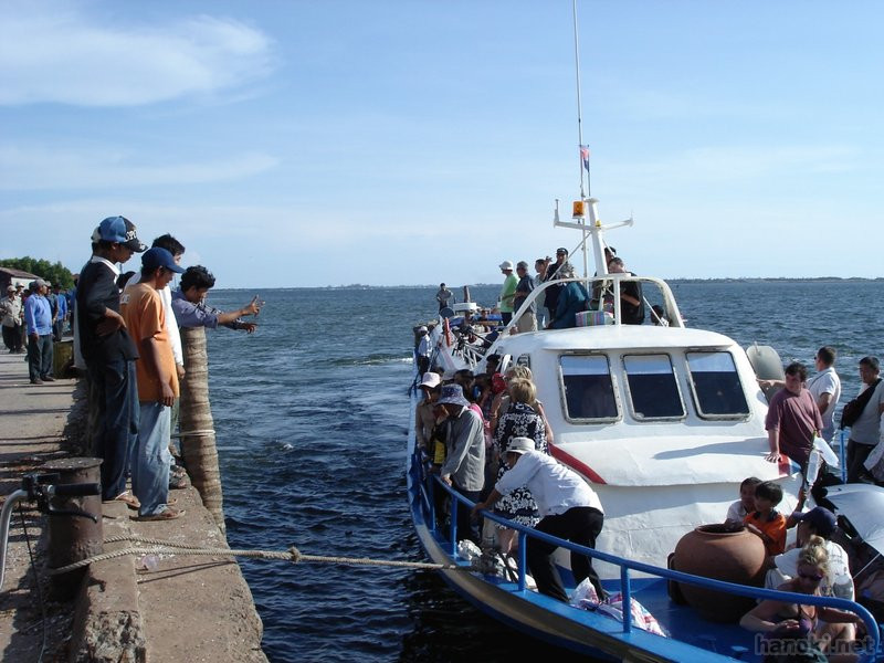 ロイヤル
シアヌークビルとココンを結ぶボートの船着き場

タグ: 2006 ココン州 ボート 港