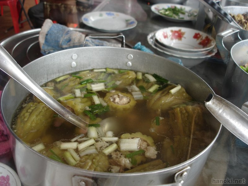 スガオマレアハ
タグ: 2006 食べ物 レストラン クメール料理 にがうり スープ