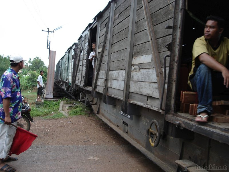 列車
タグ: 2006 バッタンバン州 鉄道