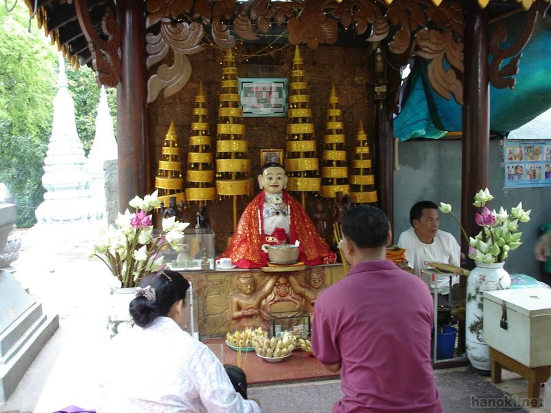 ワットプノン
タグ: 2006 プノンペン ワットプノン 祠 像