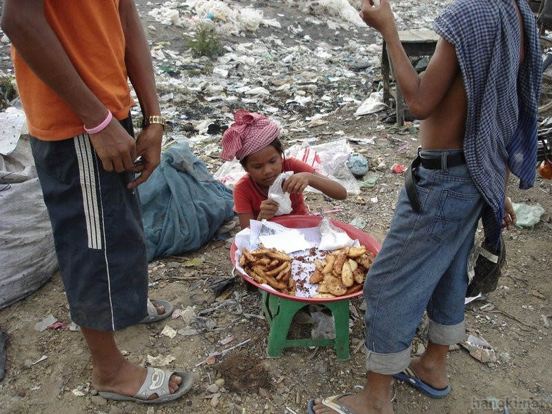 ゴミ山でお菓子売り
ゴミ山の中で町が完結しています
タグ: 2006 プノンペン 菓子 バナナ