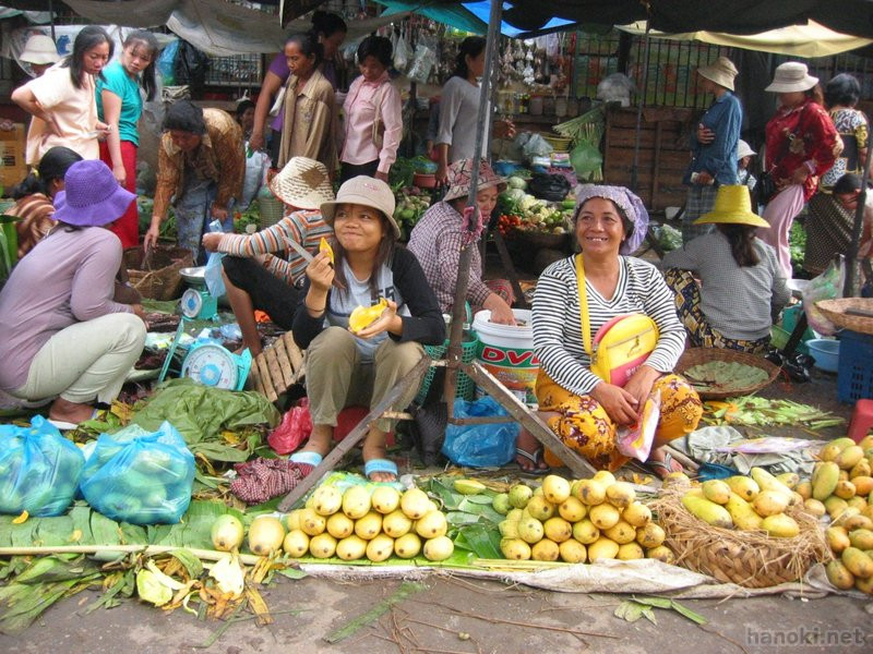マンゴー売り
市場で熟れたマンゴーを売っているのは珍しいです。
タグ: 2006 バッタンバン州 市場 果物 マンゴー