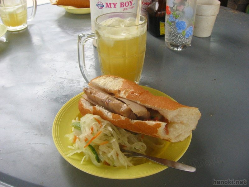 ヌンパンパテ
カンボジアのサンドイッチ
タグ: 2006 プノンペン 食べ物 パン 飲み物 さとうきび